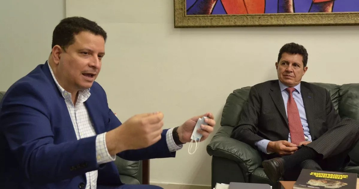 Amaury Abreu y  José Luis Plazas mientras ofrecen detalles sobre aplicación.  JOSÉ DE LEÓN