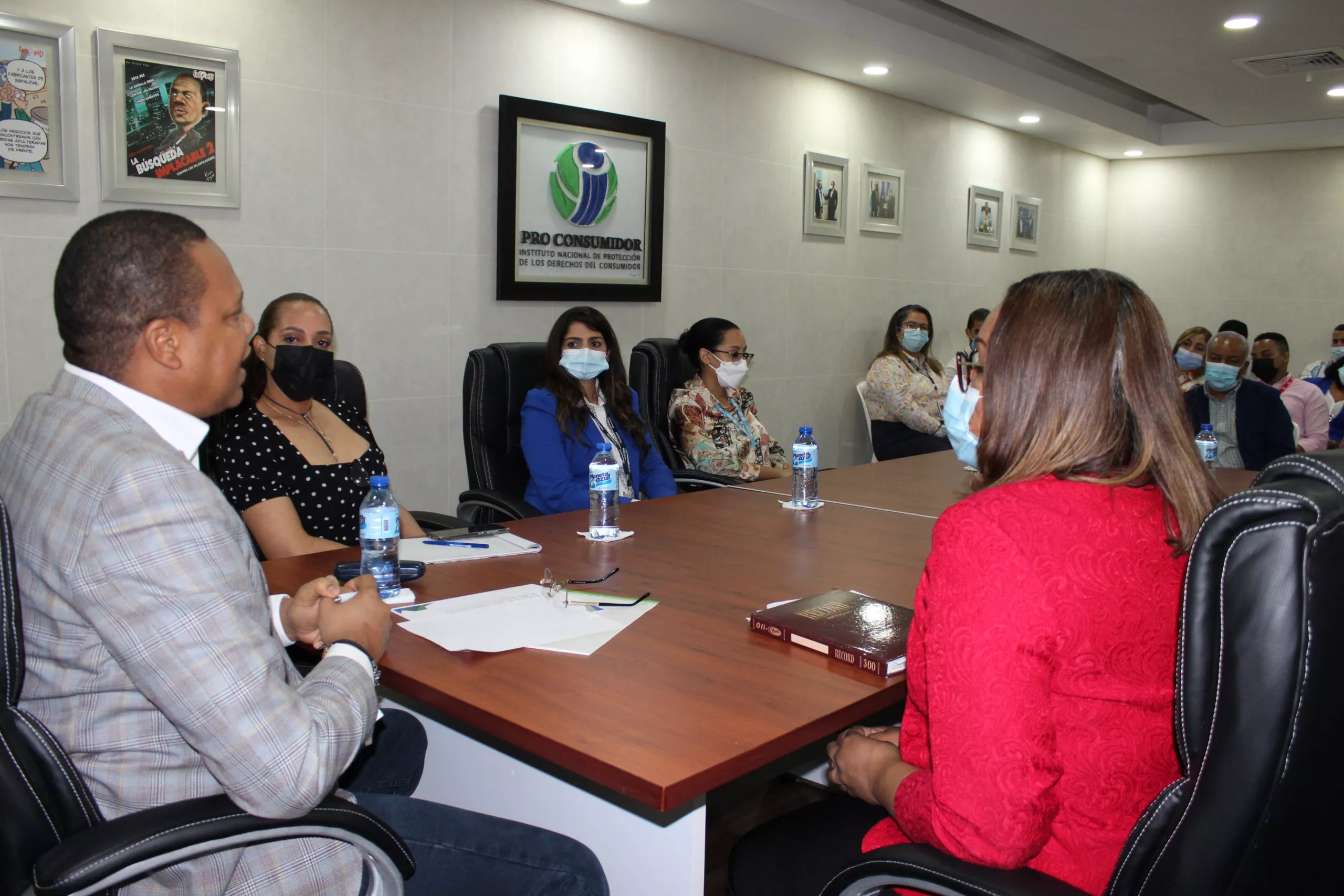(FOTO) El director ejecutivo de Pro Consumidor, Eddy Alcántara, en la reunión sostenida con comerciantes de empresas electrodomésticos.