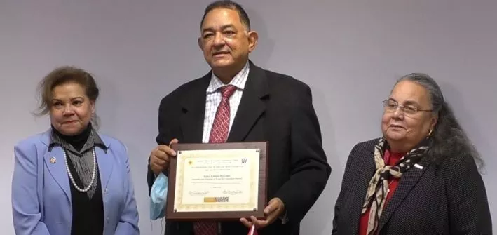Universidad NYC reconoce periodista Ramón Mercedes
