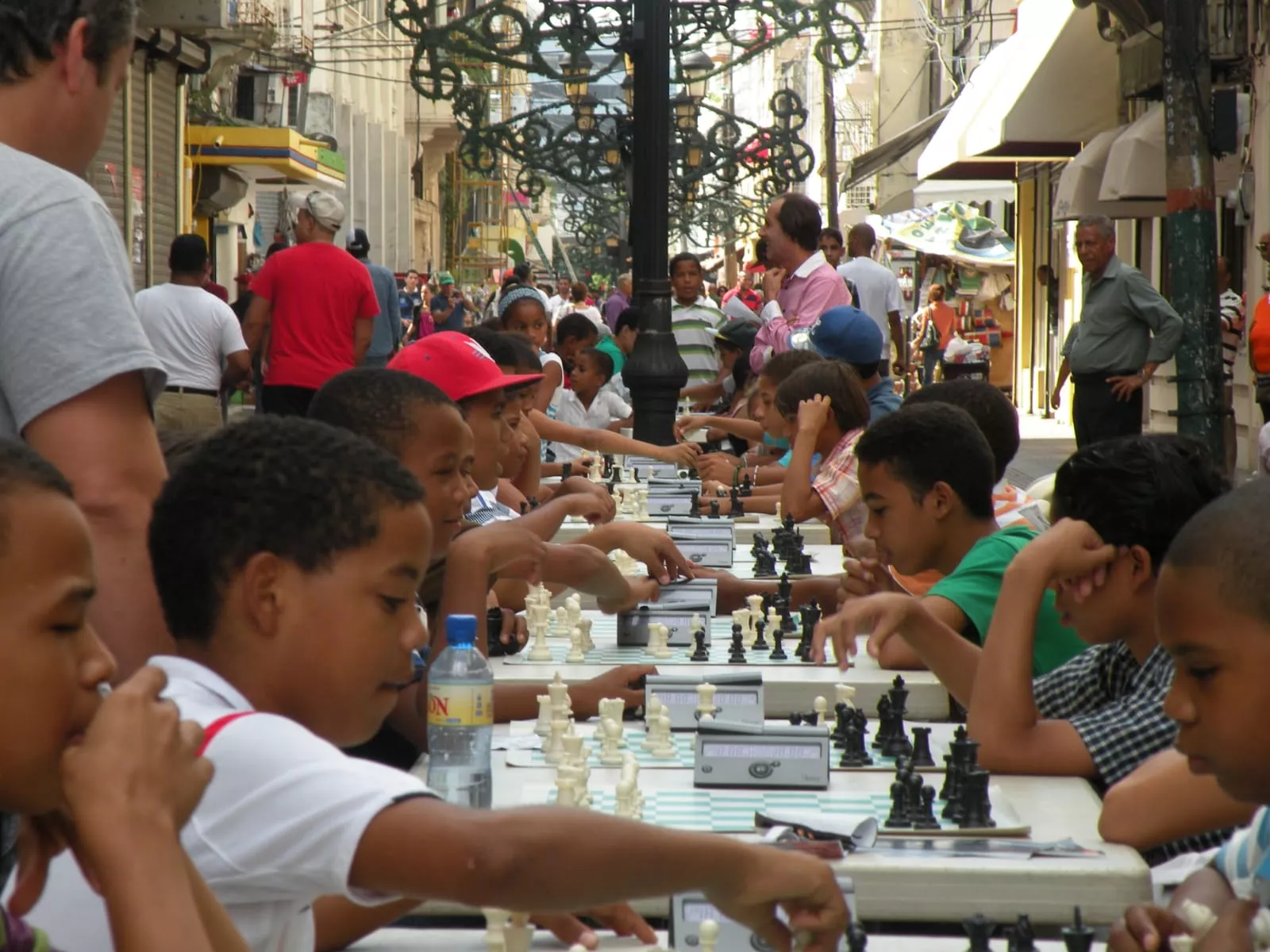 El Torneo de Ajedrez Conde Peatonal congrega cada año a centenares de jóvenes, adultos y niños que acuden a practicar el ajedrez en la Zona Colonial.