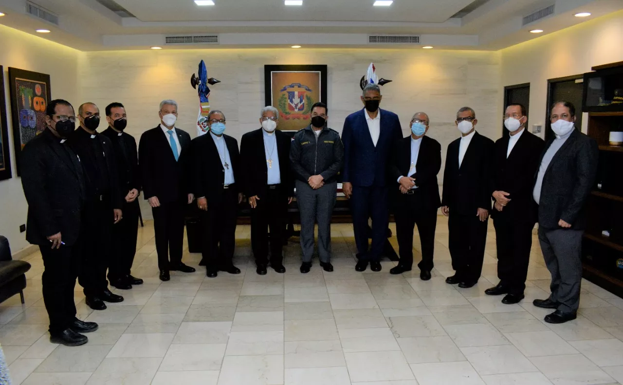 l Arzobispo de Santo Domingo, monseñor Francisco Ozoria Acosta, junto a comisiones del Arzobispado y el Obispado Castrense