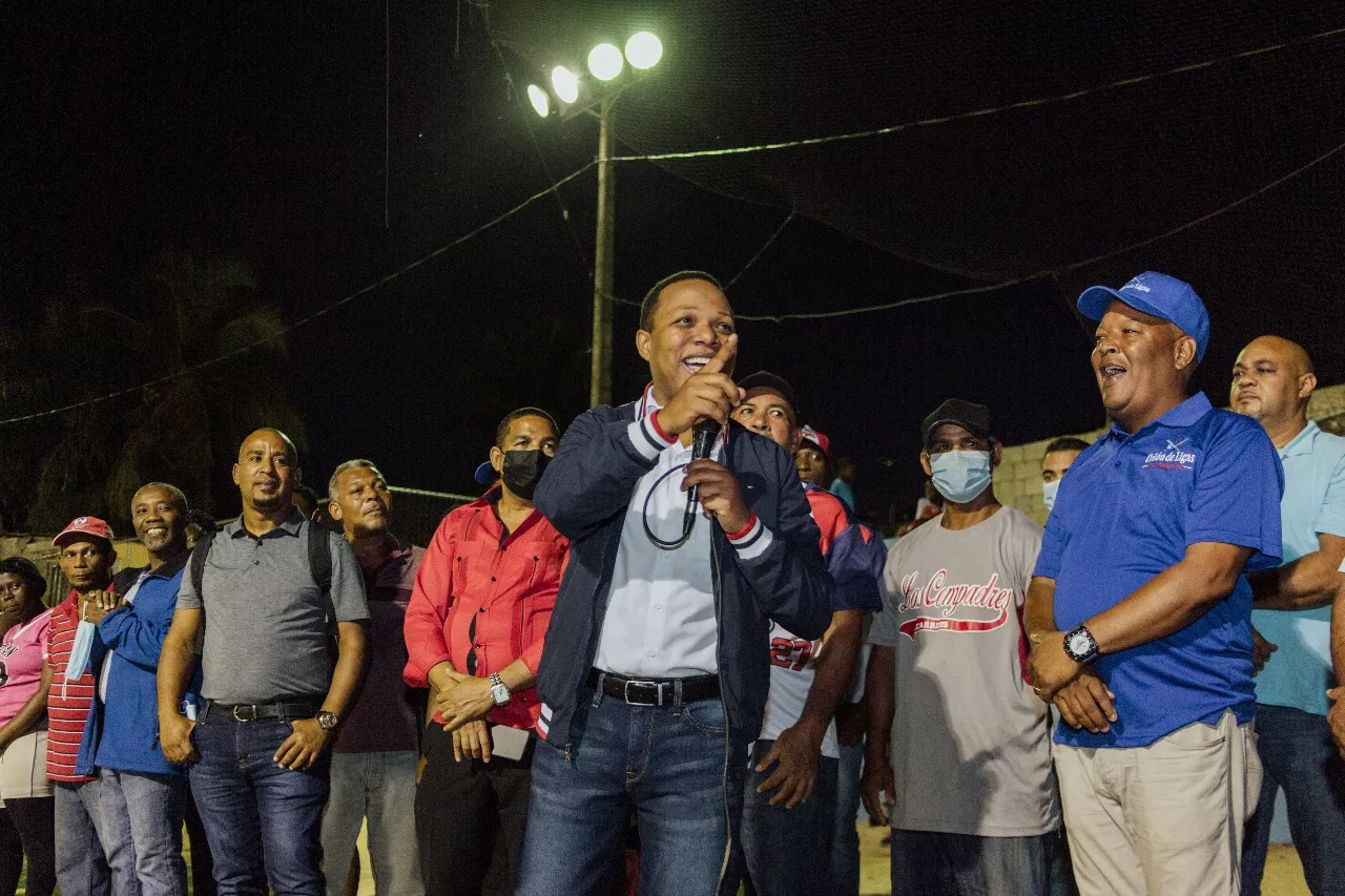 Conmovió a la comunidad que niñas beisbolistas jugaran partido amistoso por primera vez de noche