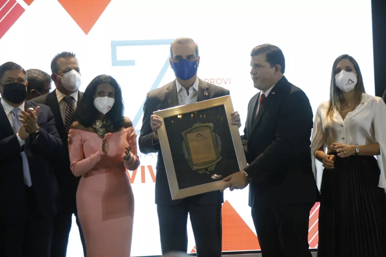 Mandatario Recibe Reconocimiento de ACOPROVI por sus aportes al Sector.