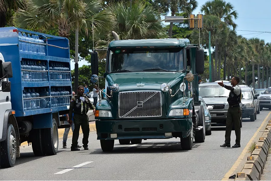 -Camioneros-en-la-av-george-washington-esq