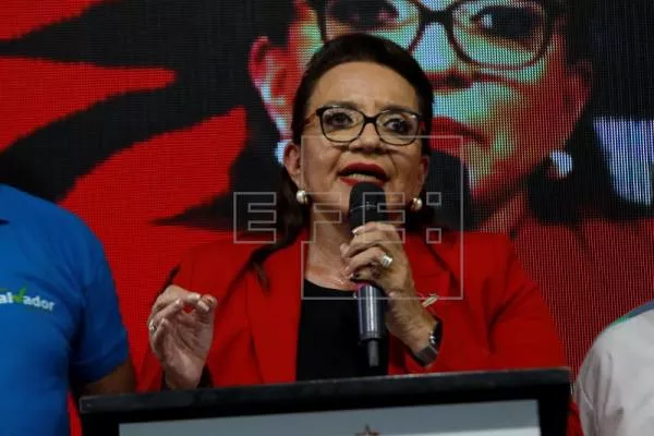 La candidata presidencial Xiomara Castro habla tras conocerse resultados parciales de las elecciones, este 28 de noviembre de 2021, en Tegucigalpa (Honduras). EFE/Humberto Espinoza
