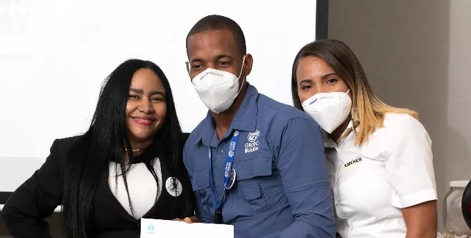 Ejecutivos de la empresa, reciben el reconocimiento.