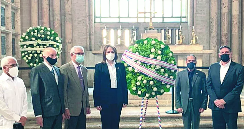 Juan Pablo Uribe, Milagros Germán  y  José Chez Checo,  de la Comisión para la Conmemoración del Bicentenario de la Independencia Efímera, junto a representantes de entidades gubernamentales.