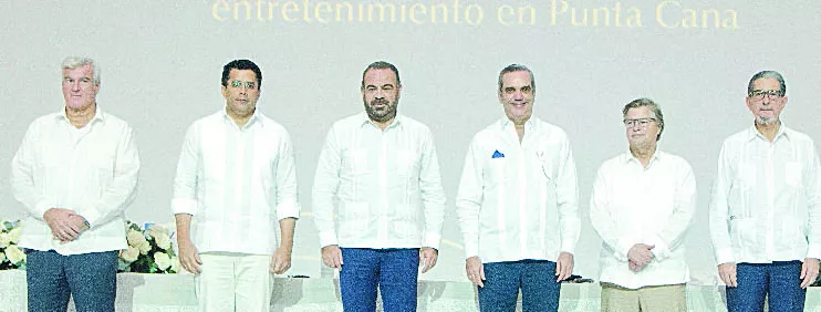 El presidente Luis Abinader y David Collado, junto a los ejecutivos del proyecto turístico.