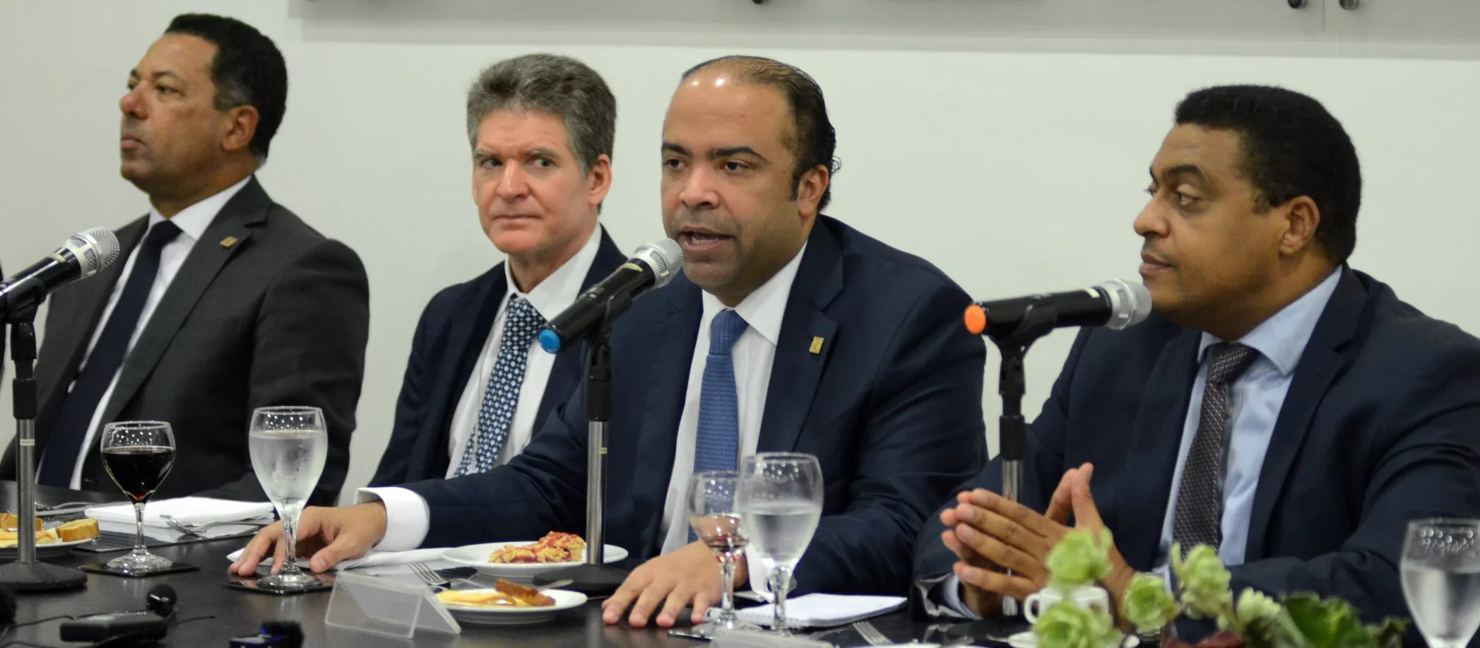 Ysidro García, José Alfredo Corripio, Samuel Pereyra Rojas y José Monegro, durante el almuerzo semanal del Grupo Corripio.  jorge gonzález