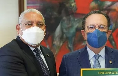Valdez Albizu recibe premio.