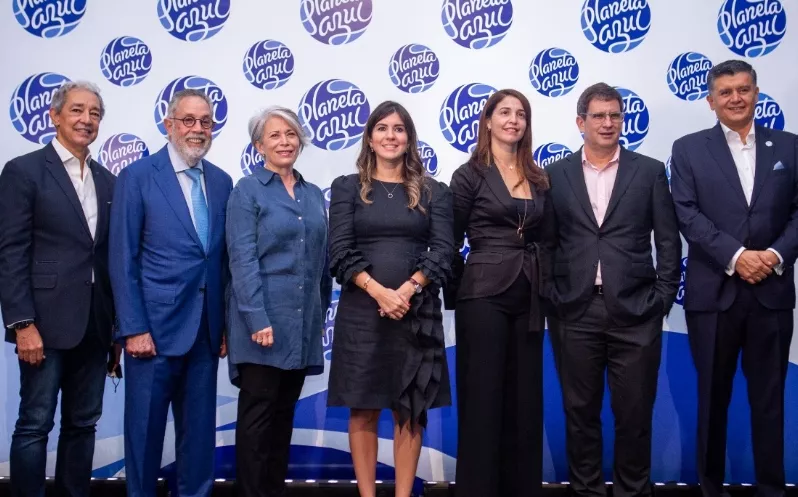 Luis Concepción, Campos de Moya, Diana Sarlabous, Emilia Díaz, Anyarlene Bergeís, Luis Sanz y  Diego Freire, en la presentación de la nueva imagen.