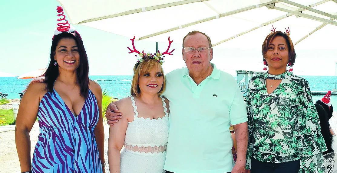 La familia Grullón Aybar junto a cronistas sociales en el encuentro.