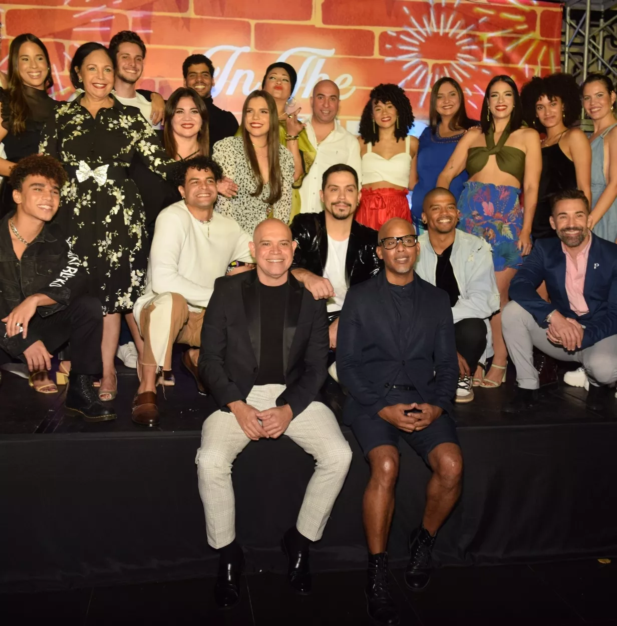 Amaury Sánchez en compañía de Wady Jáquez, Javier Grullón y todo el elenco.  fuente externa