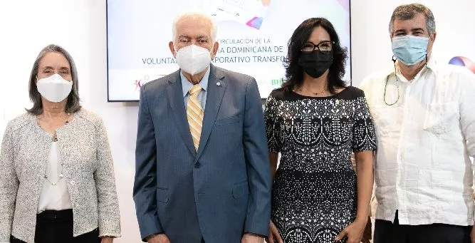 Ejecutivos de ambas empresas, en el momento de la presentación de la guía.