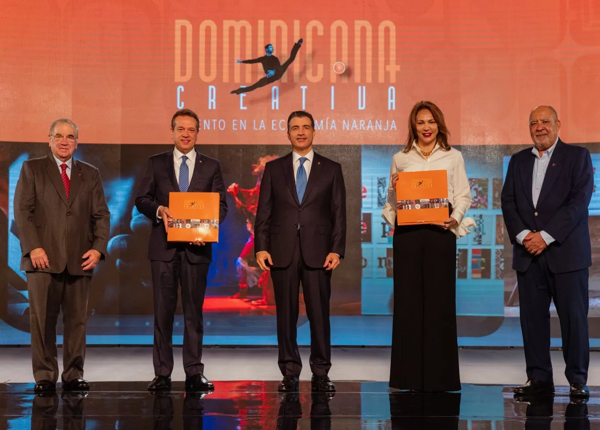 Manuel García Arévalo, Víctor Bisonó, Christopher Paniagua, Milagros Germán y Julio Sánchez Maríñez  durante la presentación del libro institucional.