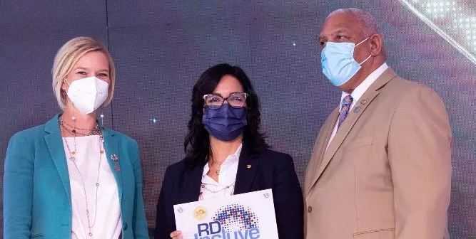 Josefina Navarro recibió los sellos RD Incluye otorgados a BHD León.
