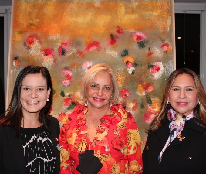 Issamaru Sánchez,   Rosa Hernández de Grullón e Ivonne Bonilla.