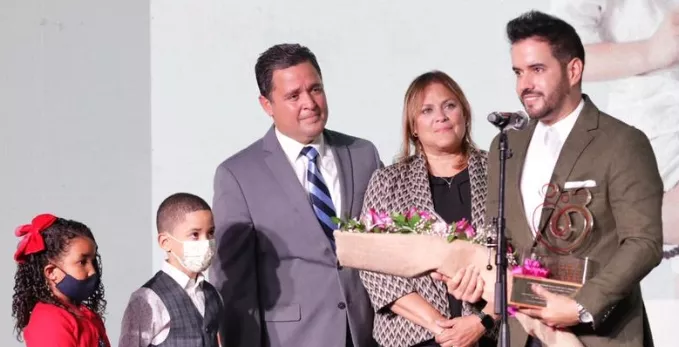Manny Cruz recibiendo su reconocimiento.