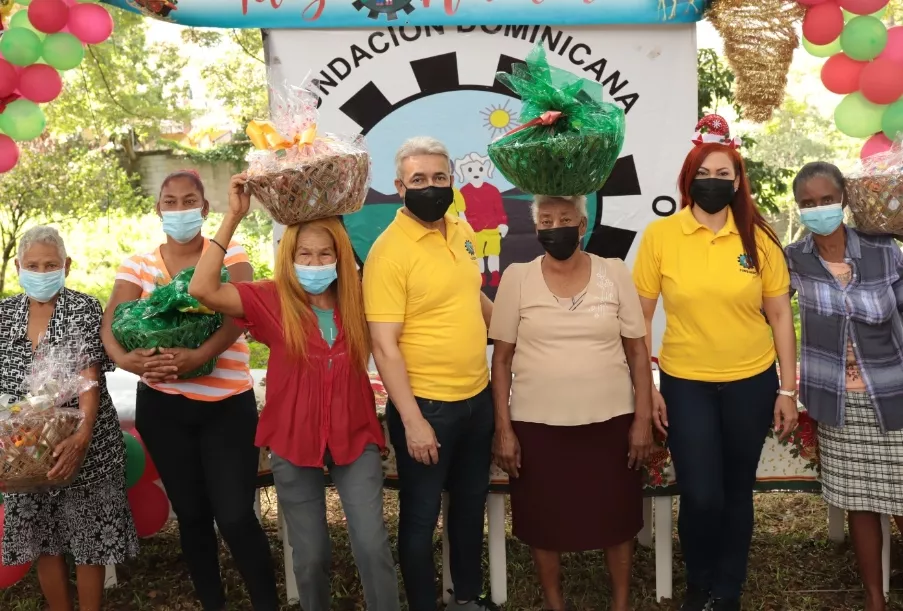 Directivos de la fundación durante la entrega de las canastas de Navidad.