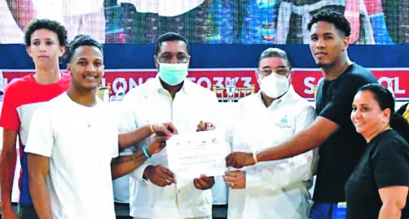 Francisco Camacho  y Víctor D’Aza  premian a los ganadores.