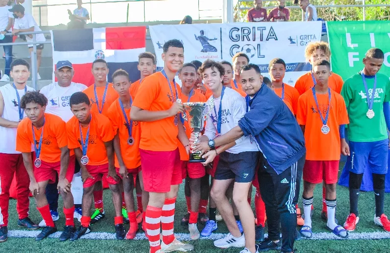 Juan María (centro) entrega  copa equipo de  Nagua.   exterba