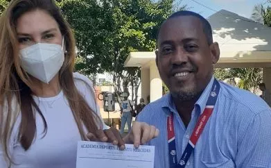 Carolina Mejía recibe invitación de  Luisito Mercedes .