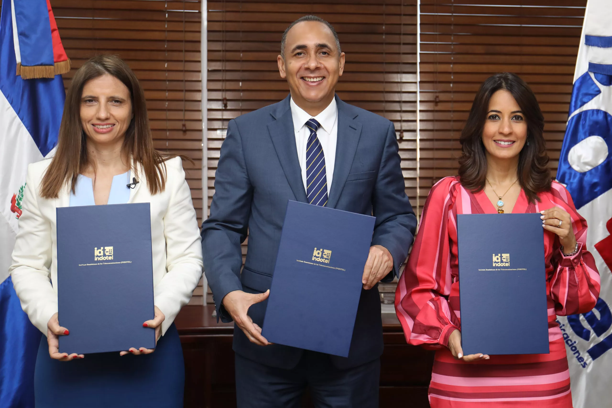 Ana Figueiredo, Nelson Arroyo y Julissa Cruz