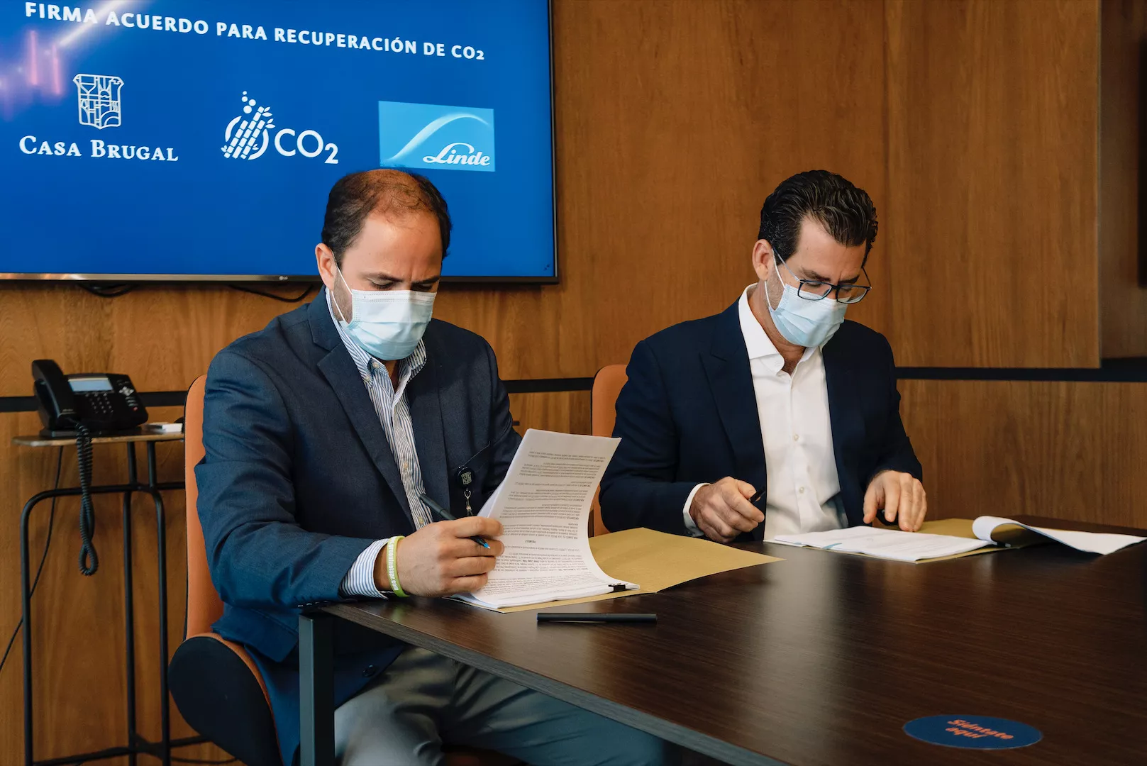 Firma acuerdo recuperación CO2 entre Casa Brugal y Green CO2.jpg