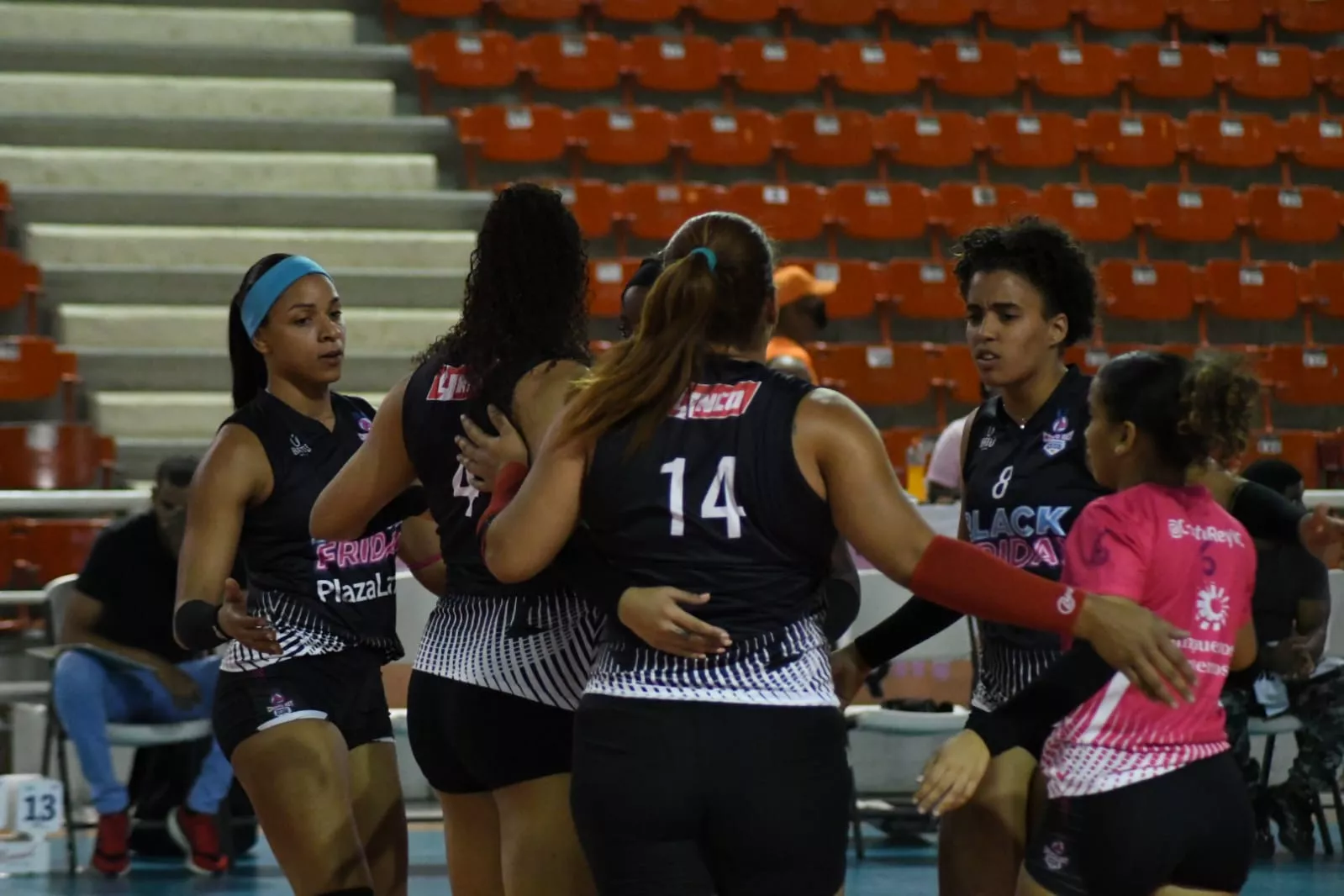 Integrantes del equipo de Cristo Rey celebra