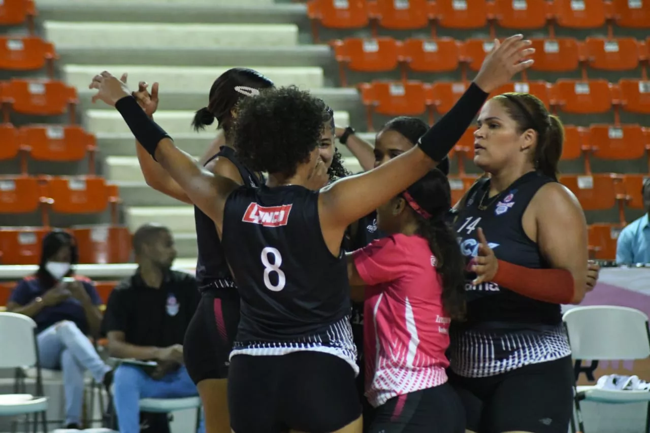 Integrantes del sexteto de Cristo Rey celebran trtas finalizar partido