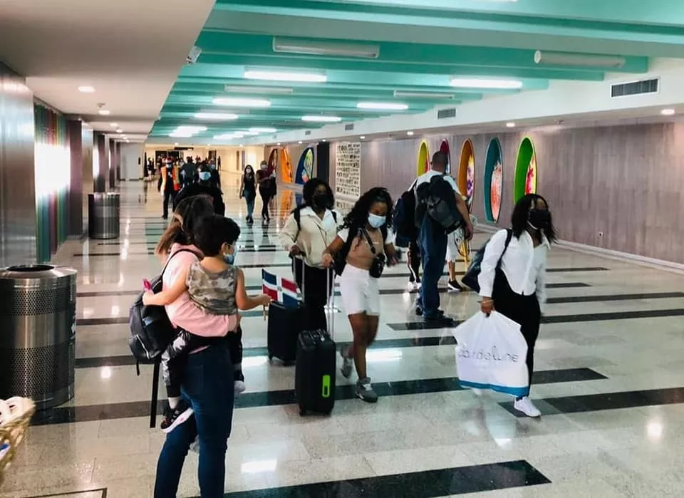 LLEGADA POR AEROPUERTO LOCAL DE DOMINICANOS AUSENTES A PASAR LAS NAVIDADES CON SUS FAMILIARES 1 (1)