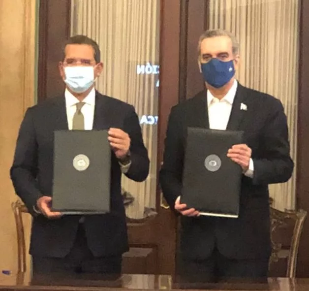 El presidente de República Dominicana, Luis Abinader, y el gobernador de Puerto Rico, Pedro Pierluis