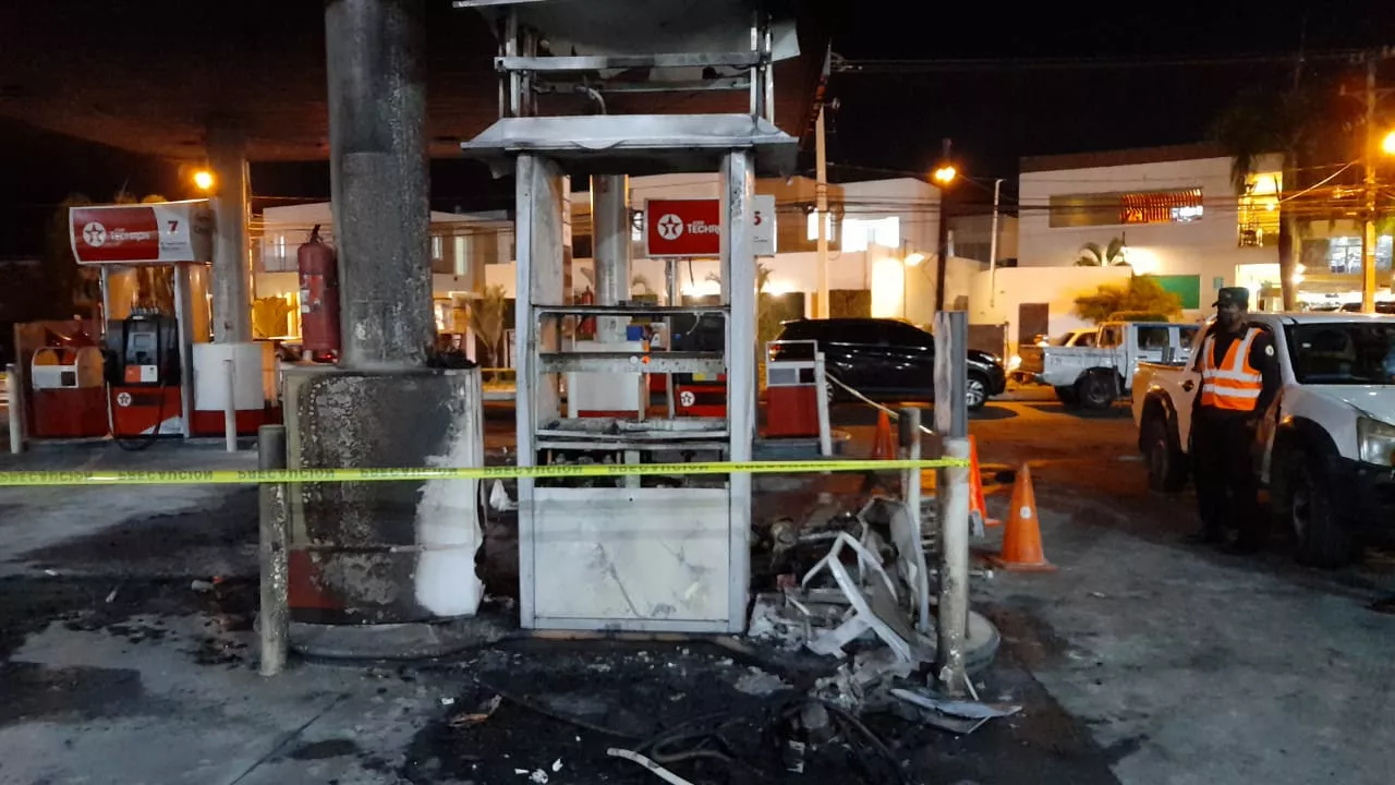 Bomberos y CECCOM recogen evidencias para determinar causa de fuego en estación de combustibles
