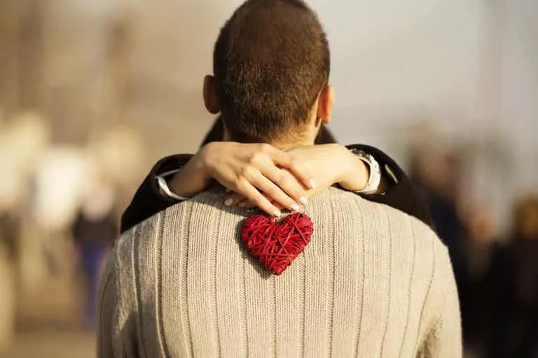 pareja-abrazada-con-corazon-768×512