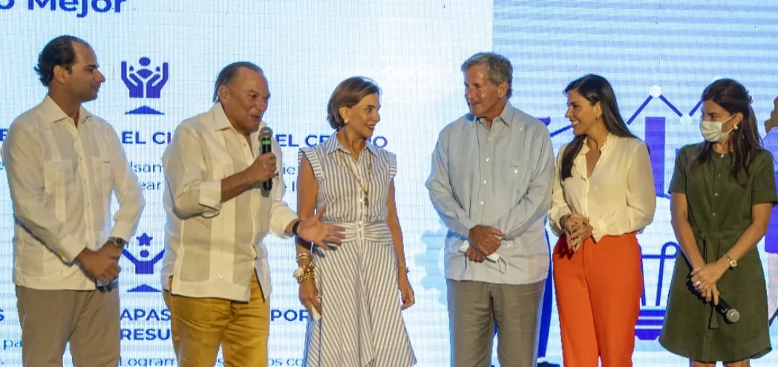 Ejecutivos del grupo durante la premiación a colaboradores.
