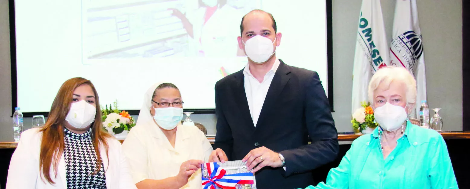 Sheyla Castillo, Sor María Trinidad, Adolfo Pérez y Milagros Ortiz Bosch.
