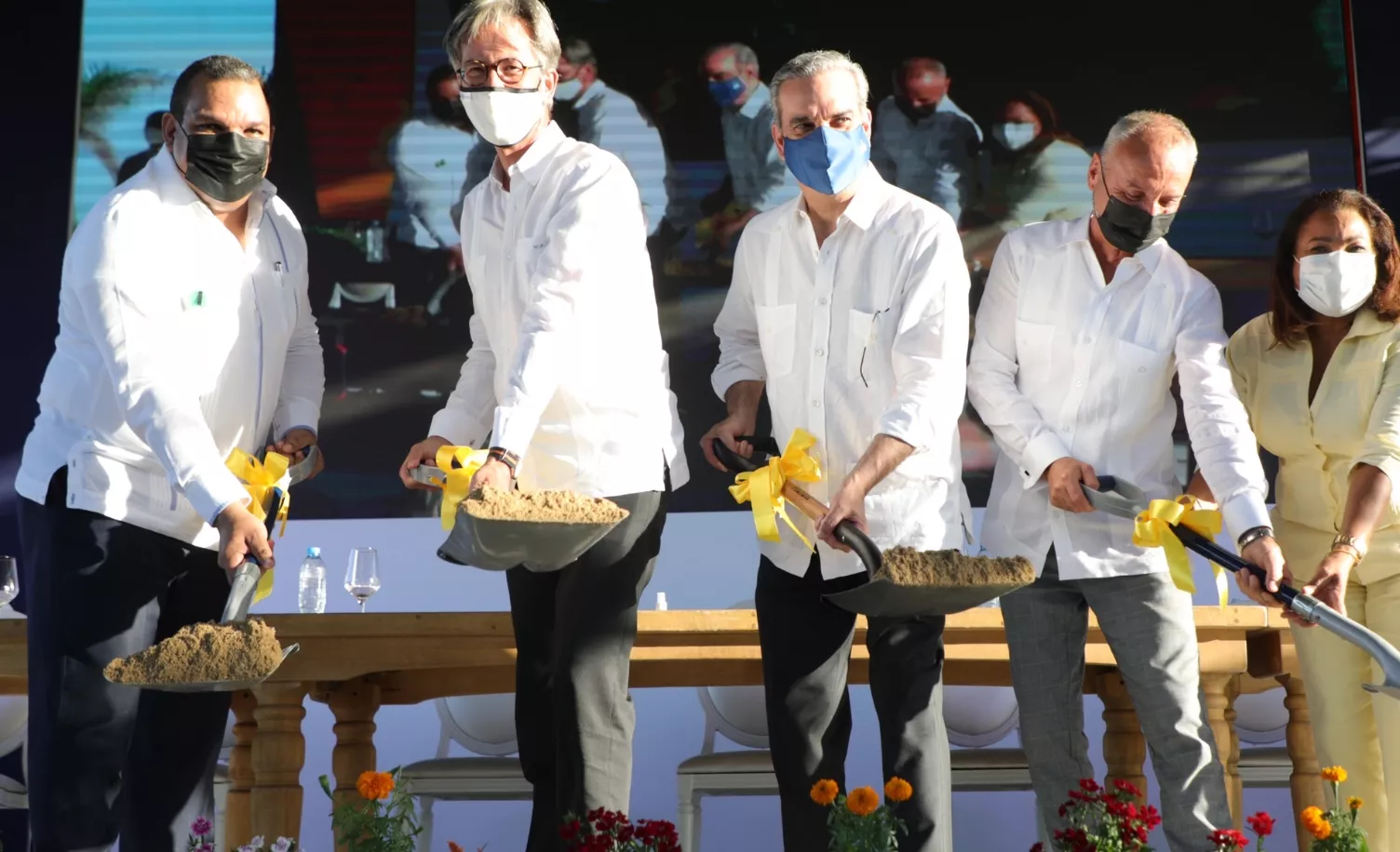 Edward Veras, Volker Pellet, Luis Abinader, André Oechsler y Altagracia Julia Drullard de Jiménez.
