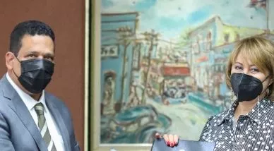 Carlos Pimentel y Rosanna Ruiz en firma acuerdo.