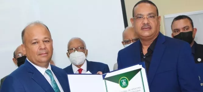 Ejecutivo de la empresa recibe el certificado.