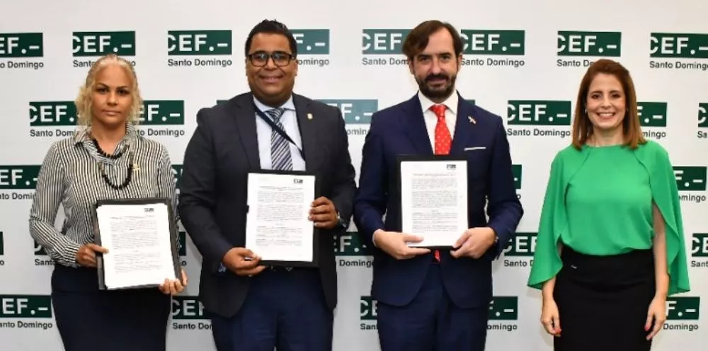 Representantes de ambas entidades, luego de la firma del acuerdo educativo.