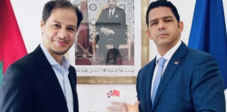 Zakaria El Goumiri  entrega el reconocimiento al politólogo dominicano  Luis González.