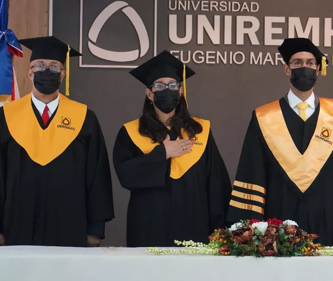 Autoridades académicas de la Uniremhos  durante el acto de graduación.