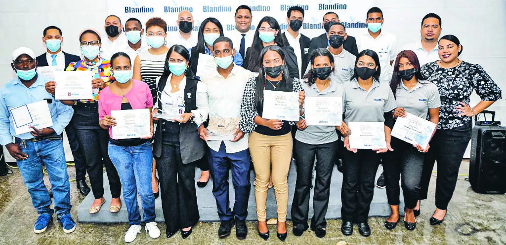 Ejecutivos de la empresa junto a los galardonados que recibieron certificados, placas y compensaciones en metálico.