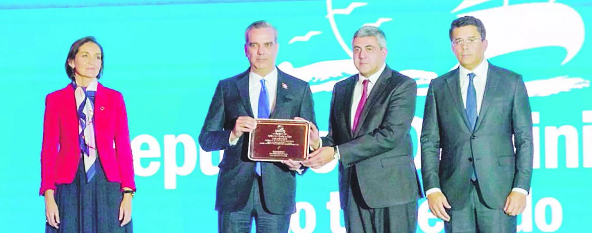 Luis Abinader recibió premio de Zurab Pololikashvili junto a María Reyes y David Collado.