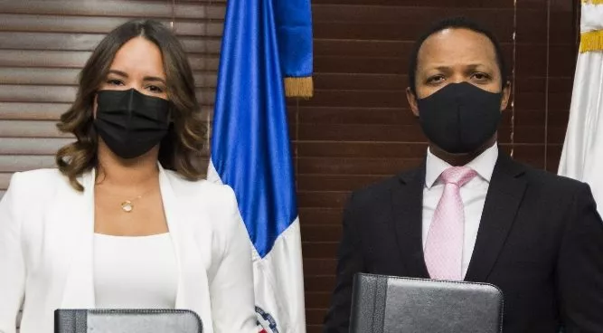 Laura Rojas y  Milton Morrison, después de la firma del acuerdo.