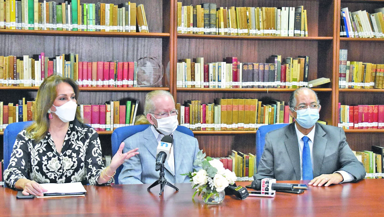 Milagros Germán,  el presidente de la Fundación Corripio, José Luis Corripio, y José Alcántara Almánzar.  JOSÉ DE LEÓN