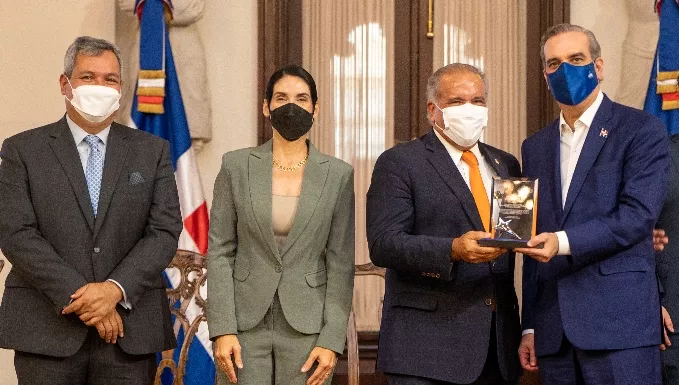 Luis Abinader entrega el reconocimiento a  Ricardo Canalda.