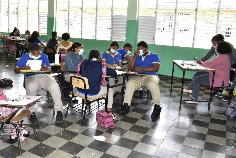 Alumnos de la escuela Fidel Ferrer,recibiendo clases/foto Jose de León