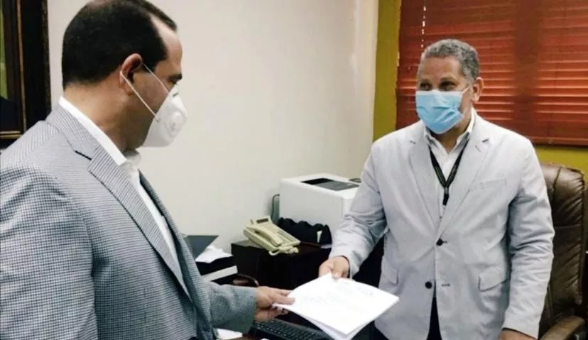 Manuel Crespo mientras somete instancia ante JCE.