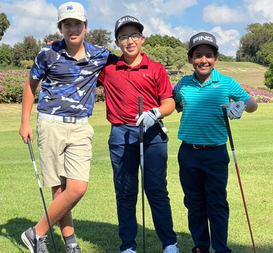 Waldo Agusvivas, centro, ganador de la categoría 11-12
